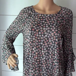 LC Lauren Conrad Ruffle Sleeve Split-Back Top Sz M thumbnail 3
