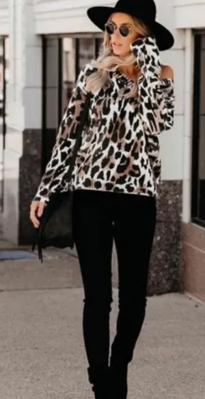 VICI‎ V-neck Animal Print Sweater Small New thumbnail 1