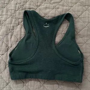 Beyond Yoga Spacedye Lift Your Spirits Bra in Forrest Green Heather Size Small thumbnail 3