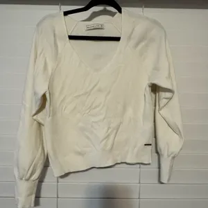 White ribbed Abercrombie & Fitch sweater thumbnail 1