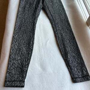 NWOT Lululemon Black & Gray Marbled Patterned Leggings size 6 thumbnail 4