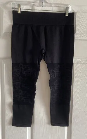 Fabletics Seamless Floral Capri Leggings Womens Size S Black Activewear Gym‎ Fit thumbnail 1