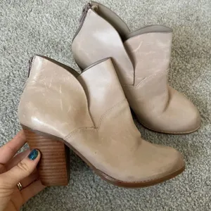 Gianni Bini Nude Leather Tulip‎ Split Shaft Ankle Booties Block Heel Size 7M thumbnail 1