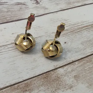 Vintage Clip On Earrings - Chunky Gold Tone Knot Design thumbnail 8