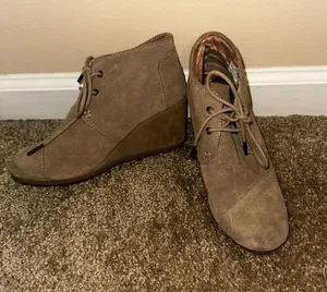 Toms Tan Suede Ankle Wedge Boots Women's Size 7.5 thumbnail 1