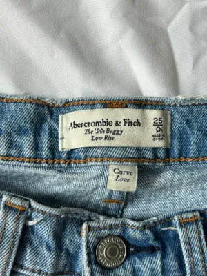 Abercrombie Low-Rise 90s Baggy Jeans Curve Love thumbnail 4