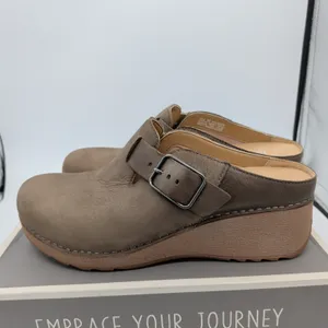 Dansko Caia Milled Nubuck Taupe Leather Wedge Clog Mules Womens 40 1225-161200 thumbnail 2