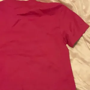 Guess Women's Active Short Sleeve Oversized Logo Cropped T-Shirt Pink Small NWT thumbnail 10