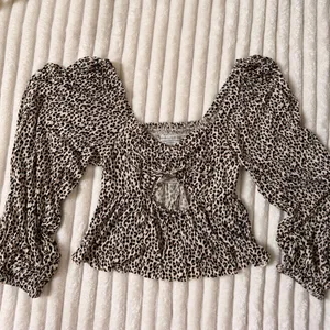Urban Outfitters Leopard Peplum Blouse Puff Sleeve Tie Front Animal Print Top M thumbnail 2
