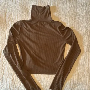 Madewell ribbed super crop turtleneck top in castle rock thumbnail 7