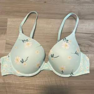 Victoria’s Secret pink push up everywhere bra thumbnail 1