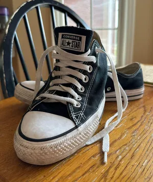 Men’s 8.5 Converse Low Top thumbnail 1