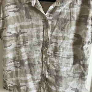 Sanctuary Camo Linen Blend Button Down Short Sleeve Shirt Large thumbnail 4