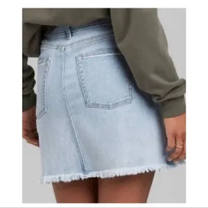 NWT Wild Fable Light Wash Distressed Denim Mini Skirt Size 8 Jean Micro Skirt thumbnail 2
