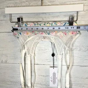 Victoria’s Secret For Love and Lemons Tanga Con Contorno Garter thumbnail 9