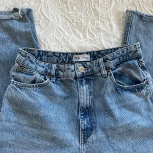 Zara High Rise Wide Leg Medium Wash Raw Hem Jeans Size 6 thumbnail 3