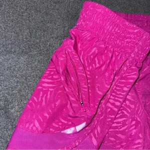 Athleta Printed Mesh Racer Run Shorts Electric Fuchsia Pink 4” Inseam Women’s XS thumbnail 4