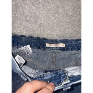 Levi's Shorts‎ 24 High Waisted Mom Women's Jean Jorts High Rise Blue thumbnail 2