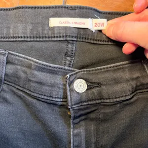 Levis Classic Straight‎ Leg Jeans Womens 20W M Black Denim Pants thumbnail 6