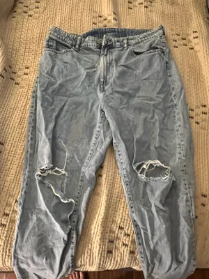 H&M Ripped Mom Jeans High-Waisted thumbnail 4