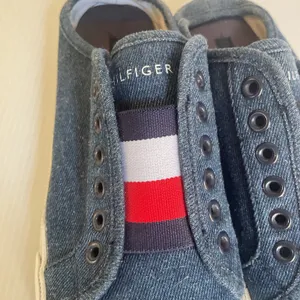 Tommy Hilfiger Women’s Denim Slip On Mule Sneakers Size 5.5 Blue Flag Logo thumbnail 5