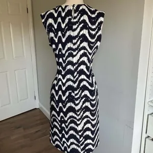 Madison Leigh Navy Blue White Chevron Print Sleeveless Sheath Dress thumbnail 3