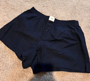 Aritzia Women's Black and Navy Shorts thumbnail 1