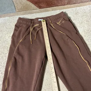 Nike Air Fleece Gold Piping Joggers Womens Small Brown Sweatpants DQ6563-259 thumbnail 8