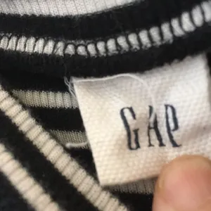 FINAL MARKDOWN Ladies gap top medium thumbnail 4