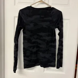 Athleta Momentum Camo Long Sleeve Top Black Grey Seamless 491464-02 Small thumbnail 4