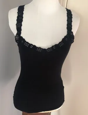 Divided Black Camisole with Lace Straps
U thumbnail 1