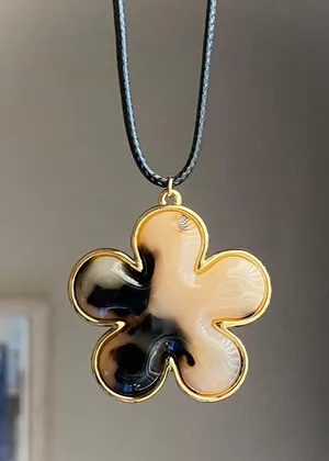Handmade cute retro boho style big tortoiseshell flower necklace 🌼 thumbnail 1