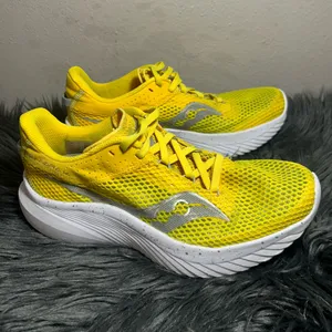 Saucony Kinvara 14 Running Shoes Yellow Mesh Silver Logo Sneakers Size 8.5 thumbnail 6