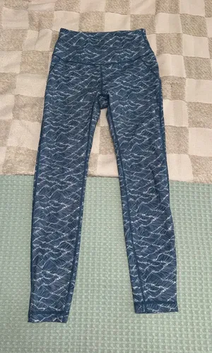 NWOT Vuori‎ Pace High Rise Printed Leggings in blue wave size XS thumbnail 1