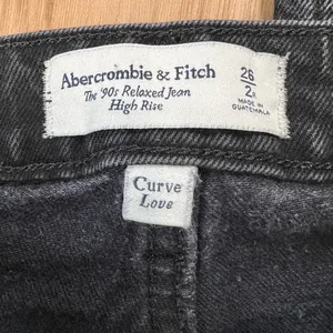 Abercrombie & Fitch black high rise curve love relaxed Jeans size 2R/26 thumbnail 2