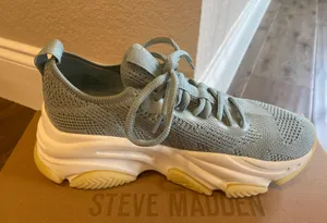 Sneaker thumbnail 2