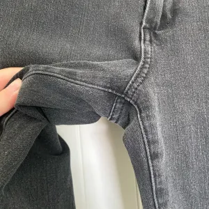 EUC | GAP women’s true‎ skinny black denim jeans — size 28 thumbnail 3