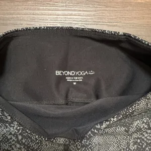 Beyond Yoga Metallic Snakeskin Leggings Black Silver High Waisted Medium Yoga thumbnail 2