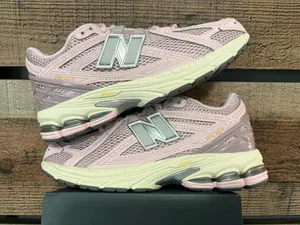 Kid’s 4.5 new balance sneaker.  thumbnail 1
