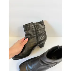 Clarks Artisan Dara Black Leather Ankle Bootie Heels Buckle Side Zip Women's 7.5 thumbnail 5