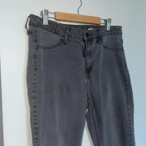 𝅺GRAY Skinny Jeans Size 30 thumbnail 9