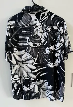 H&M men’s snake print shirt, size small. Trendy, cool thumbnail 3
