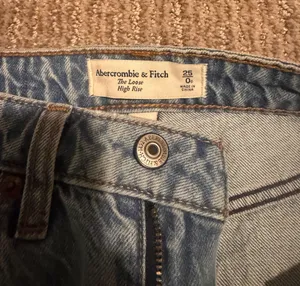Abercrombie NWT Loose Highrise Jean thumbnail 4