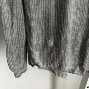 Lululemon Flip Your Dog Reversible Neck Long Sleeve Top Light Gray Womens Size 6 thumbnail 3
