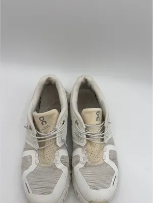 On Cloud Woman’s Size 8 Running Shoes - Excellent Condition-Running Or Casual thumbnail 5