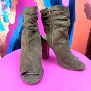 Liliana Womens 7.5 Peep Toe Booties Olive Green Slouchy‎ Block Heel EUC thumbnail 2