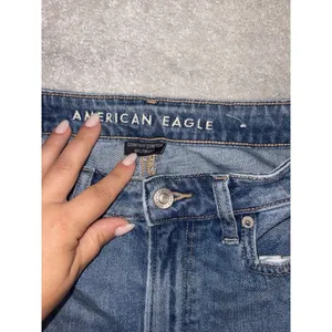 American Eagle‎ Outfitters Mom Jeans Light Wash Distressed Ripped Size 2 thumbnail 4