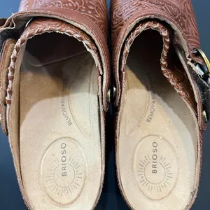 Brioso Robson Clogs Women 7M Brown Great Embossed Leather Floral Mules thumbnail 2