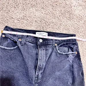 Abercrombie Curve Love 90s Straight Ultra High Rise 29/8 Ripped Black Jeans thumbnail 14
