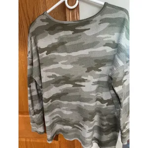 American Eagle Camo Waffle Knit Thermal V-Neck Top Green Camouflage Medium thumbnail 2